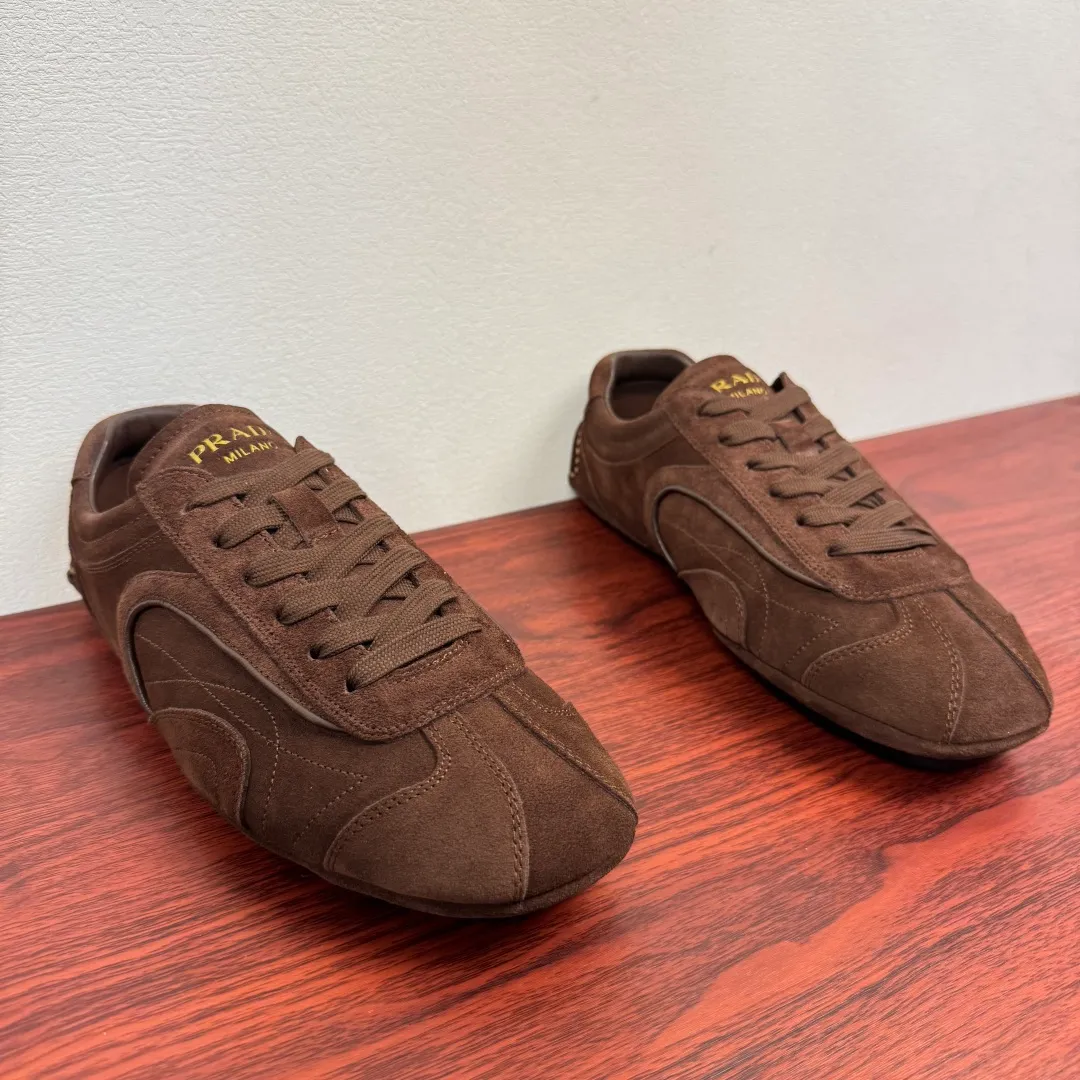 Batch 780 Prada/Prada Montecarlo Re-Edition 2005 Nappa sheepskin/nubuck leather sneakers, men's men's men's shoes for easy shipping! Featuring an antique finish, these sneakers combine style and comfort in a sophisticated and innovative design. The silhouette inspired by driving shoes is soft and flexible, and the deconstructed sole gives it a lightweight look and smooth aesthetic. Prominent top stitching enhances the sporty soul of this hybrid sneaker. It is paired with a lightweight and flexible rubber sole, a visible convex sole pattern embellishment, and a wrapped insole. The whole package! Size: 39-40-41-42-43-44 leather shoe size Item number: 4E1165 frosted brown